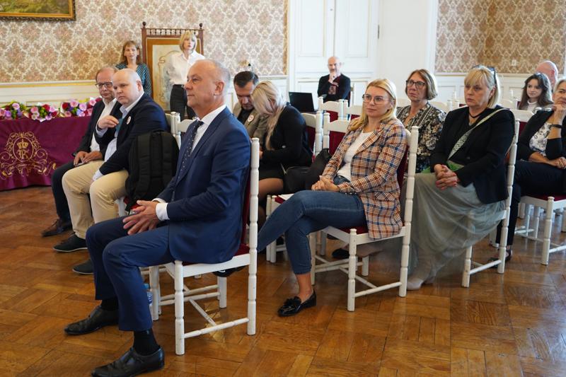 25 września 2023 r. Pałac Książęcy w Żaganiu. Laureaci i nominowani z powiatu żagańskiego w konkursie „Fundusze Europejskie warte zachodu”. Laury wręczali członek Zarządu Województwa Lubuskiego Marcin Jabłoński i poseł Waldemar Sługocki