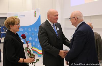 Marszałek Elżbieta Anna Polak oraz przewodniczący Sejmiku Wacław Maciuszonek na uroczystej sesji 28 września wręczyli „Odznaki Honorowe za Zasługi dla Województwa Lubuskiego”.
