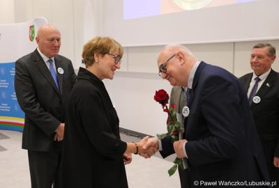 Marszałek Elżbieta Anna Polak oraz przewodniczący Sejmiku Wacław Maciuszonek na uroczystej sesji 28 września wręczyli „Odznaki Honorowe za Zasługi dla Województwa Lubuskiego”.
