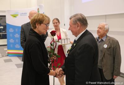 Marszałek Elżbieta Anna Polak oraz przewodniczący Sejmiku Wacław Maciuszonek na uroczystej sesji 28 września wręczyli „Odznaki Honorowe za Zasługi dla Województwa Lubuskiego”.
