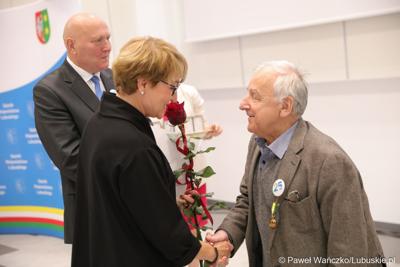 Marszałek Elżbieta Anna Polak oraz przewodniczący Sejmiku Wacław Maciuszonek na uroczystej sesji 28 września wręczyli „Odznaki Honorowe za Zasługi dla Województwa Lubuskiego”.
