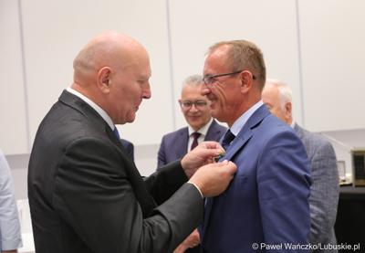 Marszałek Elżbieta Anna Polak oraz przewodniczący Sejmiku Wacław Maciuszonek na uroczystej sesji 28 września wręczyli „Odznaki Honorowe za Zasługi dla Województwa Lubuskiego”.
