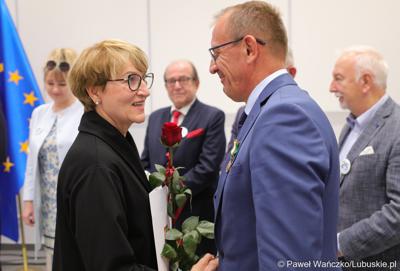 Marszałek Elżbieta Anna Polak oraz przewodniczący Sejmiku Wacław Maciuszonek na uroczystej sesji 28 września wręczyli „Odznaki Honorowe za Zasługi dla Województwa Lubuskiego”.
