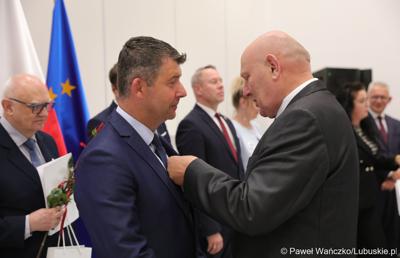 Marszałek Elżbieta Anna Polak oraz przewodniczący Sejmiku Wacław Maciuszonek na uroczystej sesji 28 września wręczyli „Odznaki Honorowe za Zasługi dla Województwa Lubuskiego”.
