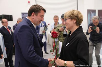 Marszałek Elżbieta Anna Polak oraz przewodniczący Sejmiku Wacław Maciuszonek na uroczystej sesji 28 września wręczyli „Odznaki Honorowe za Zasługi dla Województwa Lubuskiego”.
