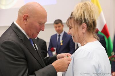 Marszałek Elżbieta Anna Polak oraz przewodniczący Sejmiku Wacław Maciuszonek na uroczystej sesji 28 września wręczyli „Odznaki Honorowe za Zasługi dla Województwa Lubuskiego”.
