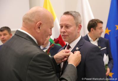 Marszałek Elżbieta Anna Polak oraz przewodniczący Sejmiku Wacław Maciuszonek na uroczystej sesji 28 września wręczyli „Odznaki Honorowe za Zasługi dla Województwa Lubuskiego”.
