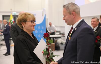 Marszałek Elżbieta Anna Polak oraz przewodniczący Sejmiku Wacław Maciuszonek na uroczystej sesji 28 września wręczyli „Odznaki Honorowe za Zasługi dla Województwa Lubuskiego”.
