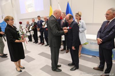 Marszałek Elżbieta Anna Polak oraz przewodniczący Sejmiku Wacław Maciuszonek na uroczystej sesji 28 września wręczyli „Odznaki Honorowe za Zasługi dla Województwa Lubuskiego”.
