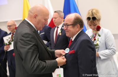 Marszałek Elżbieta Anna Polak oraz przewodniczący Sejmiku Wacław Maciuszonek na uroczystej sesji 28 września wręczyli „Odznaki Honorowe za Zasługi dla Województwa Lubuskiego”.
