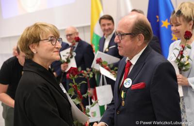 Marszałek Elżbieta Anna Polak oraz przewodniczący Sejmiku Wacław Maciuszonek na uroczystej sesji 28 września wręczyli „Odznaki Honorowe za Zasługi dla Województwa Lubuskiego”.
