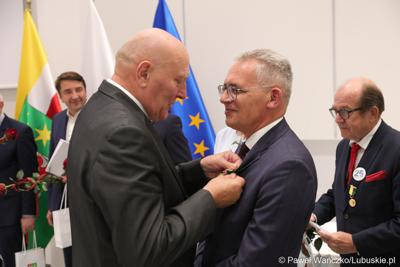 Marszałek Elżbieta Anna Polak oraz przewodniczący Sejmiku Wacław Maciuszonek na uroczystej sesji 28 września wręczyli „Odznaki Honorowe za Zasługi dla Województwa Lubuskiego”.
