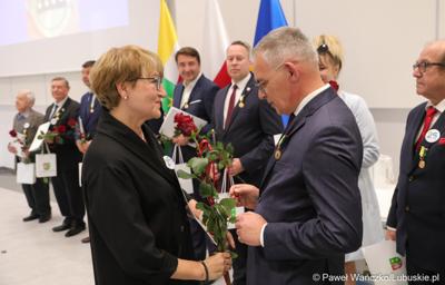 Marszałek Elżbieta Anna Polak oraz przewodniczący Sejmiku Wacław Maciuszonek na uroczystej sesji 28 września wręczyli „Odznaki Honorowe za Zasługi dla Województwa Lubuskiego”.
