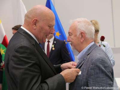 Marszałek Elżbieta Anna Polak oraz przewodniczący Sejmiku Wacław Maciuszonek na uroczystej sesji 28 września wręczyli „Odznaki Honorowe za Zasługi dla Województwa Lubuskiego”.
