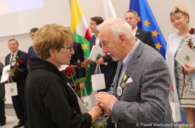 Marszałek Elżbieta Anna Polak oraz przewodniczący Sejmiku Wacław Maciuszonek na uroczystej sesji 28 września wręczyli „Odznaki Honorowe za Zasługi dla Województwa Lubuskiego”.
