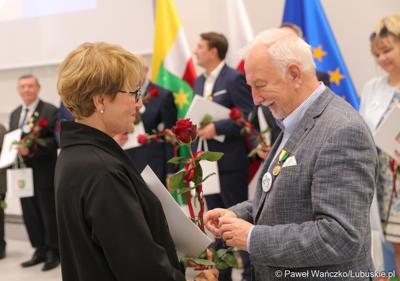 Marszałek Elżbieta Anna Polak oraz przewodniczący Sejmiku Wacław Maciuszonek na uroczystej sesji 28 września wręczyli „Odznaki Honorowe za Zasługi dla Województwa Lubuskiego”.
