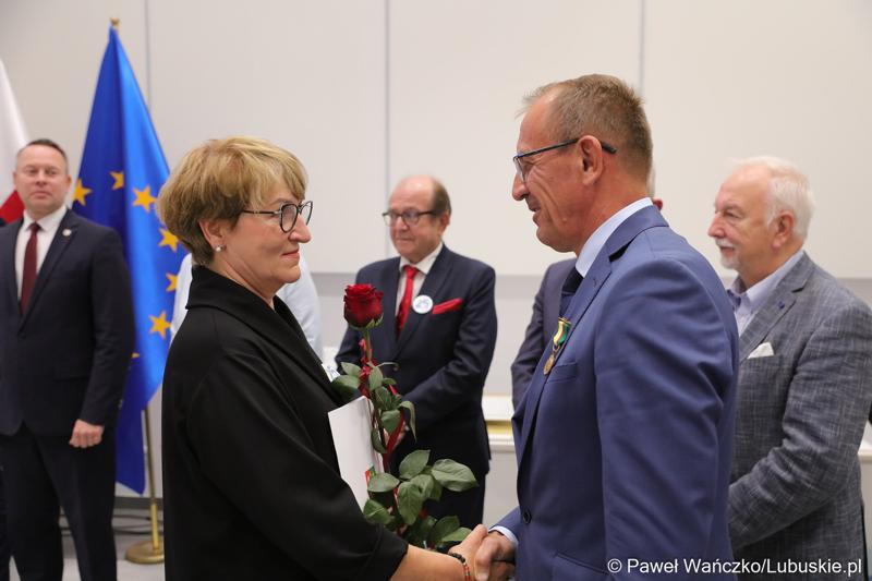 Marszałek Elżbieta Anna Polak oraz przewodniczący Sejmiku Wacław Maciuszonek na uroczystej sesji 28 września wręczyli „Odznaki Honorowe za Zasługi dla Województwa Lubuskiego”.