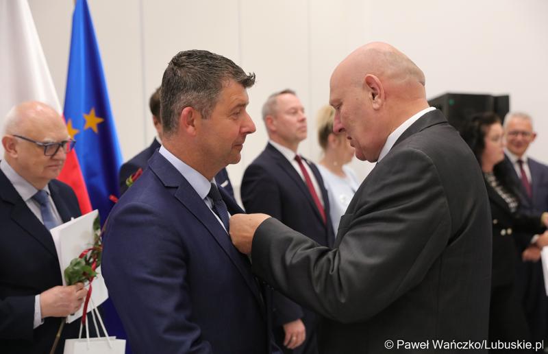 Marszałek Elżbieta Anna Polak oraz przewodniczący Sejmiku Wacław Maciuszonek na uroczystej sesji 28 września wręczyli „Odznaki Honorowe za Zasługi dla Województwa Lubuskiego”.