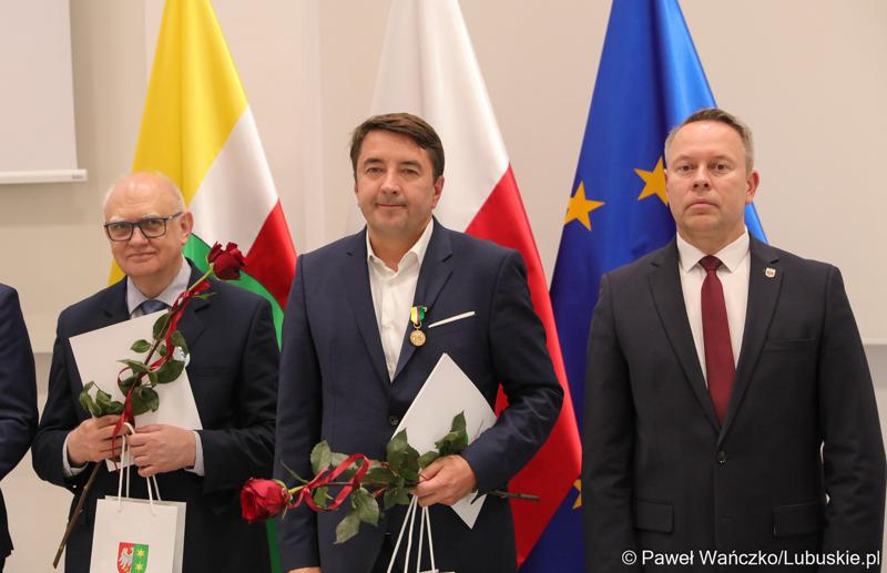 Marszałek Elżbieta Anna Polak oraz przewodniczący Sejmiku Wacław Maciuszonek na uroczystej sesji 28 września wręczyli „Odznaki Honorowe za Zasługi dla Województwa Lubuskiego”.