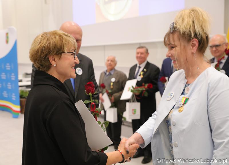 Marszałek Elżbieta Anna Polak oraz przewodniczący Sejmiku Wacław Maciuszonek na uroczystej sesji 28 września wręczyli „Odznaki Honorowe za Zasługi dla Województwa Lubuskiego”.