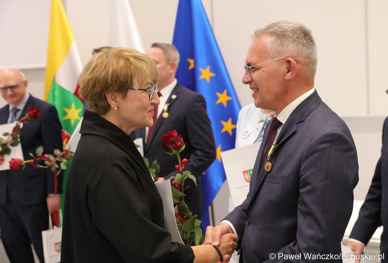 Marszałek Elżbieta Anna Polak oraz przewodniczący Sejmiku Wacław Maciuszonek na uroczystej sesji 28 września wręczyli „Odznaki Honorowe za Zasługi dla Województwa Lubuskiego”.