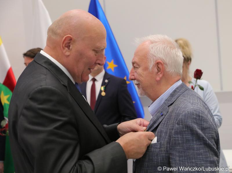 Marszałek Elżbieta Anna Polak oraz przewodniczący Sejmiku Wacław Maciuszonek na uroczystej sesji 28 września wręczyli „Odznaki Honorowe za Zasługi dla Województwa Lubuskiego”.