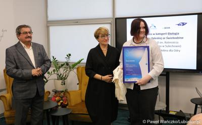 Marszałek Województwa Lubuskiego Elżbieta Anna Polak (z prawej) podczas finalistką konkursu na Młodzieżowego Dziennikarza Roku Województwa Lubuskiego. 