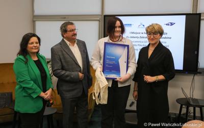 Marszałek Województwa Lubuskiego Elżbieta Anna Polak (z prawej) podczas finalistką konkursu na Młodzieżowego Dziennikarza Roku Województwa Lubuskiego. 