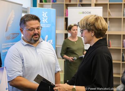 Marszałek Województwa Lubuskiego Elżbieta Anna Polak wręcza nagrody podczas finału konkursu na Młodzieżowego Dziennikarza Roku Województwa Lubuskiego. 