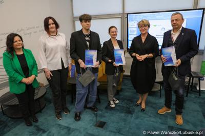 Marszałek Województwa Lubuskiego Elżbieta Anna Polak (druga z prawej) z finalistami konkursu na Młodzieżowego Dziennikarza Roku Województwa Lubuskiego. 
