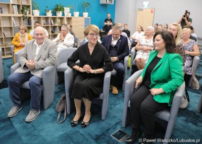 Marszałek Województwa Lubuskiego Elżbieta Anna Polak (w środku) podczas finału konkursu na Młodzieżowego Dziennikarza Roku Województwa Lubuskiego. 