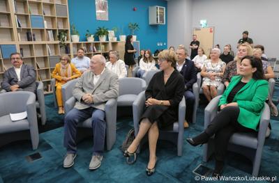 Marszałek Województwa Lubuskiego Elżbieta Anna Polak (w środku) podczas finału konkursu na Młodzieżowego Dziennikarza Roku Województwa Lubuskiego. 