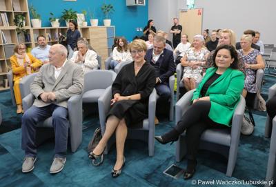 Marszałek Województwa Lubuskiego Elżbieta Anna Polak (w środku) podczas finału konkursu na Młodzieżowego Dziennikarza Roku Województwa Lubuskiego. 