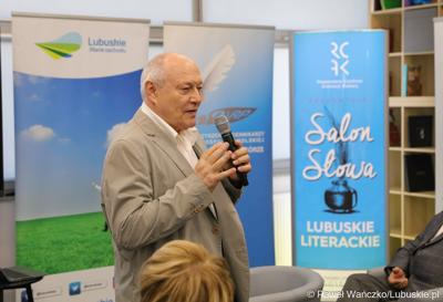Tadeusz Krupa przemawia do finalistów konkursu na Młodzieżowego Dziennikarza Roku Województwa Lubuskiego w Regionalnym Centrum Animacji Kultury w Zielonej Górze