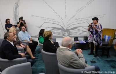 Dyrektor Regionalnego Centrum Animacji Kultury Izabela Kumor-Pilarczyk przemawia do finalistów konkursu na Młodzieżowego Dziennikarza Roku Województwa Lubuskiego w Regionalnym Centrum Animacji Kultury w Zielonej Górze