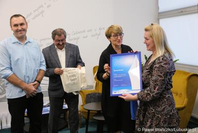 Marszałek Województwa Lubuskiego Elżbieta Anna Polak wręcza nagrodę rodzicom jednej w finalistek konkursu na Młodzieżowego Dziennikarza Roku Województwa Lubuskiego. 