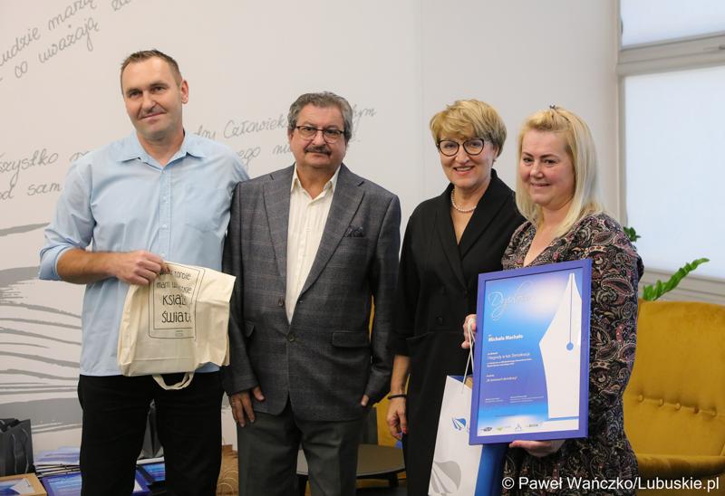 Marszałek Województwa Lubuskiego Elżbieta Anna Polak (druga z prawej) z rodzicami finalistki konkursu na Młodzieżowego Dziennikarza Roku Województwa Lubuskiego.
