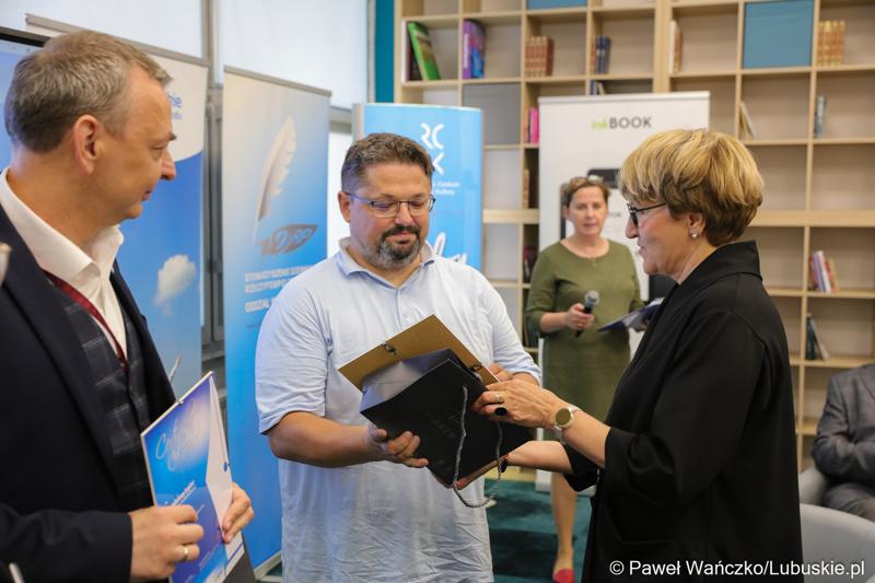 Marszałek Województwa Lubuskiego Elżbieta Anna Polak wręcza nagrody podczas finału konkursu na Młodzieżowego Dziennikarza Roku Województwa Lubuskiego.