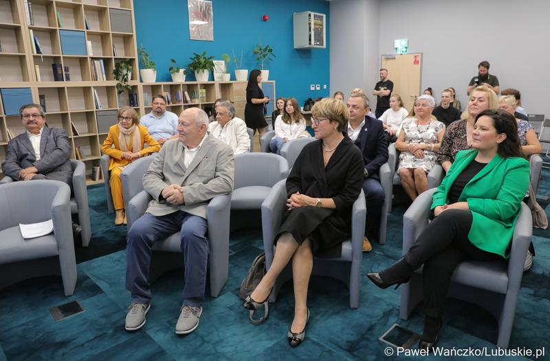 Marszałek Województwa Lubuskiego Elżbieta Anna Polak (w środku) podczas finału konkursu na Młodzieżowego Dziennikarza Roku Województwa Lubuskiego.