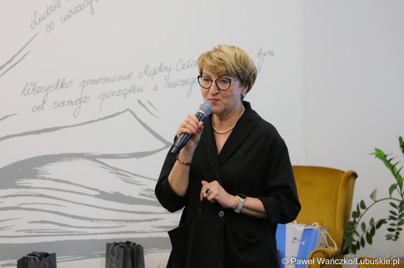 Marszałek Województwa Lubuskiego Elżbieta Anna Polak przemawia do uczestników finału konkursu na Młodzieżowego Dziennikarza Roku Województwa Lubuskiego
