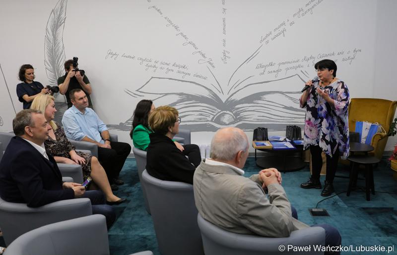 Dyrektor Regionalnego Centrum Animacji Kultury Izabela Kumor-Pilarczyk przemawia do finalistów konkursu na Młodzieżowego Dziennikarza Roku Województwa Lubuskiego w Regionalnym Centrum Animacji Kultury w Zielonej Górze