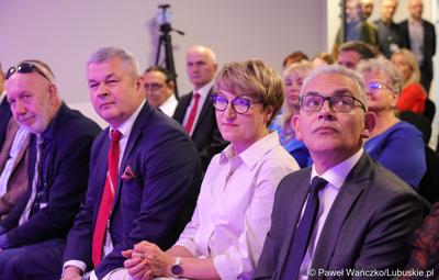 Uczestnicy uroczystego otwarcia budynku Klinicznego Oddziału Anestezjologii i Intensywnej Terapii oraz Klinicznego Oddziału Okulistyki wraz z poradniami. Od prawej: Rektor Uniwersytetu Zielonogórskiego prof. dr hab. Wojciech Strzyżewski,  Marszałek Województwa Lubuskiego Elżbieta Anna Polak, Prezes Zarządu Szpitala Uniwersyteckiego w Zielonej Górze dr Marek Działoszyński oraz Dyrektor ds. Lecznictwa zielonogórskiego szpitala lek. Antoni Ciach.