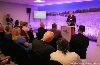 Prezes Zarządu Szpitala Uniwersyteckiego w Zielonej Górze dr Marek Działoszyński przemawia podczas uroczystego otwarcia budynku Klinicznego Oddziału Anestezjologii i Intensywnej Terapii oraz Klinicznego Oddziału Okulistyki wraz z poradniami.