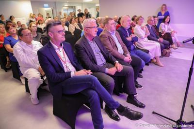 W pierwszym rzędzie (od lewej): Główny Specjalista do spraw Rozwoju Szpitala Uniwersyteckiego w Zielonej Górze Sebastian Ciemnoczołowski, Senator Wadim Tyszkiewicz, radny wojewódzki Grzegorz Potęga, Dyrektor ds. Lecznictwa zielonogórskiego szpitala lek. Antoni Ciach, Marszałek Województwa Lubuskiego Elżbieta Anna Polak oraz rektor Uniwersytetu Zielonogórskiego prof. dr hab. Wojciech Strzyżewski podczas uroczystego otwarcia budynku Klinicznego Oddziału Anestezjologii i Intensywnej Terapii oraz Klinicznego Oddziału Okulistyki wraz z poradniami.
