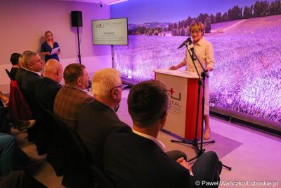 Marszałek Województwa Lubuskiego Elżbieta Anna Polak przemawia podczas uroczystego otwarcia budynku Klinicznego Oddziału Anestezjologii i Intensywnej Terapii oraz Klinicznego Oddziału Okulistyki wraz z poradniami.