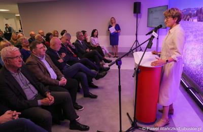 Marszałek Województwa Lubuskiego Elżbieta Anna Polak przemawia podczas uroczystego otwarcia budynku Klinicznego Oddziału Anestezjologii i Intensywnej Terapii oraz Klinicznego Oddziału Okulistyki wraz z poradniami.