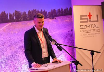 Główny Specjalista do spraw Rozwoju Szpitala Uniwersyteckiego w Zielonej Górze Sebastian Ciemnoczołowski przemawia podczas uroczystego otwarcia budynku Klinicznego Oddziału Anestezjologii i Intensywnej Terapii oraz Klinicznego Oddziału Okulistyki wraz z poradniami.