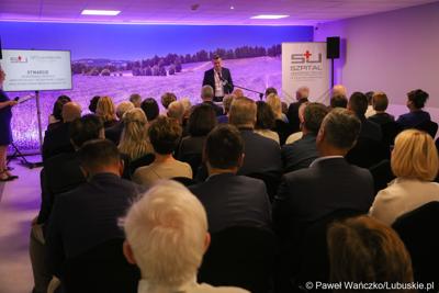 Główny Specjalista do spraw Rozwoju Szpitala Uniwersyteckiego w Zielonej Górze Sebastian Ciemnoczołowski przemawia podczas uroczystego otwarcia budynku Klinicznego Oddziału Anestezjologii i Intensywnej Terapii oraz Klinicznego Oddziału Okulistyki wraz z poradniami.