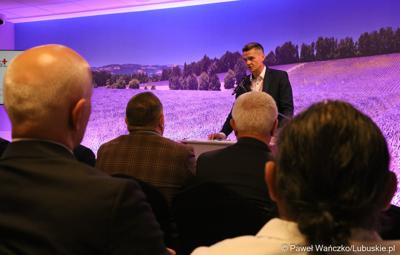 Główny Specjalista do spraw Rozwoju Szpitala Uniwersyteckiego w Zielonej Górze Sebastian Ciemnoczołowski przemawia podczas uroczystego otwarcia budynku Klinicznego Oddziału Anestezjologii i Intensywnej Terapii oraz Klinicznego Oddziału Okulistyki wraz z poradniami.