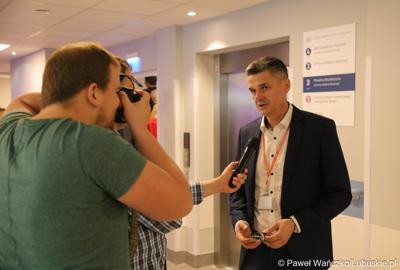 Główny Specjalista do spraw Rozwoju Szpitala Uniwersyteckiego w Zielonej Górze Sebastian Ciemnoczołowski udziela wywiadu podczas uroczystego otwarcia budynku Klinicznego Oddziału Anestezjologii i Intensywnej Terapii oraz Klinicznego Oddziału Okulistyki wraz z poradniami.